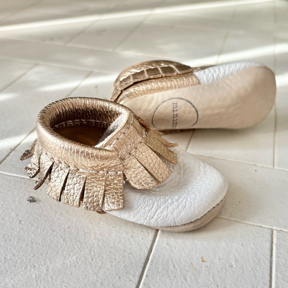 EUC MiniMoc Baby Girl Sz 1 Moccasins in White and Gold Leather